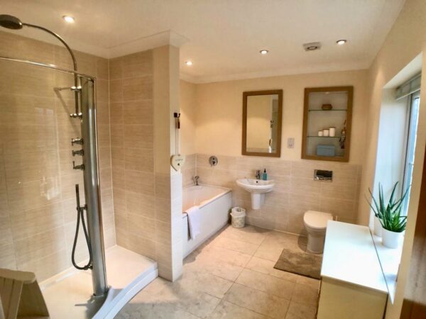 Spacious 5 Bedroom House in Jericho - Fully Serviced Accommodation