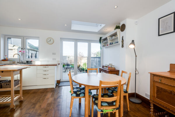 Modern & Stylish 3 Bedroom House with parking - Fully Serviced Accommodation