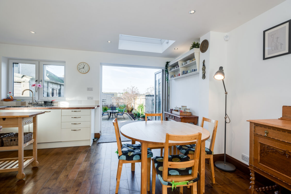 Modern & Stylish 3 Bedroom House with parking - Fully Serviced Accommodation