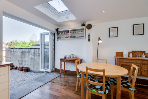 Modern & Stylish 3 Bedroom House with parking - Fully Serviced Accommodation