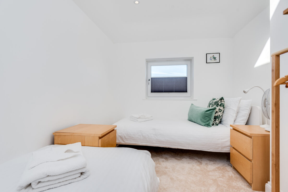 Modern & Stylish 3 Bedroom House with parking - Fully Serviced Accommodation