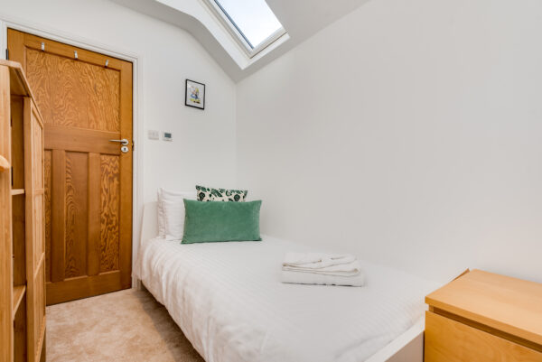 Modern & Stylish 3 Bedroom House with parking - Fully Serviced Accommodation