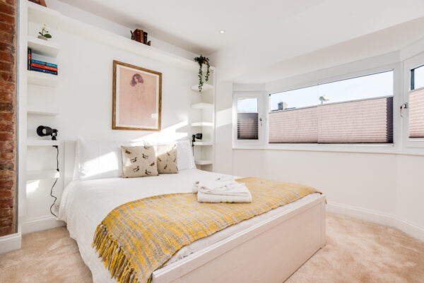 Modern & Stylish 3 Bedroom House with parking - Fully Serviced Accommodation