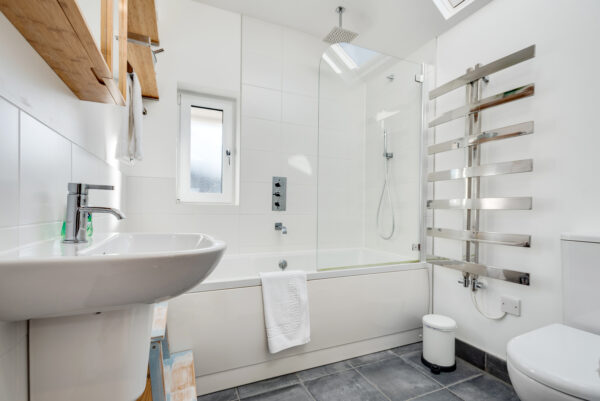 Modern & Stylish 3 Bedroom House with parking - Fully Serviced Accommodation