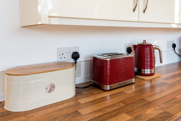 Modern & Stylish 3 Bedroom House with parking - Fully Serviced Accommodation