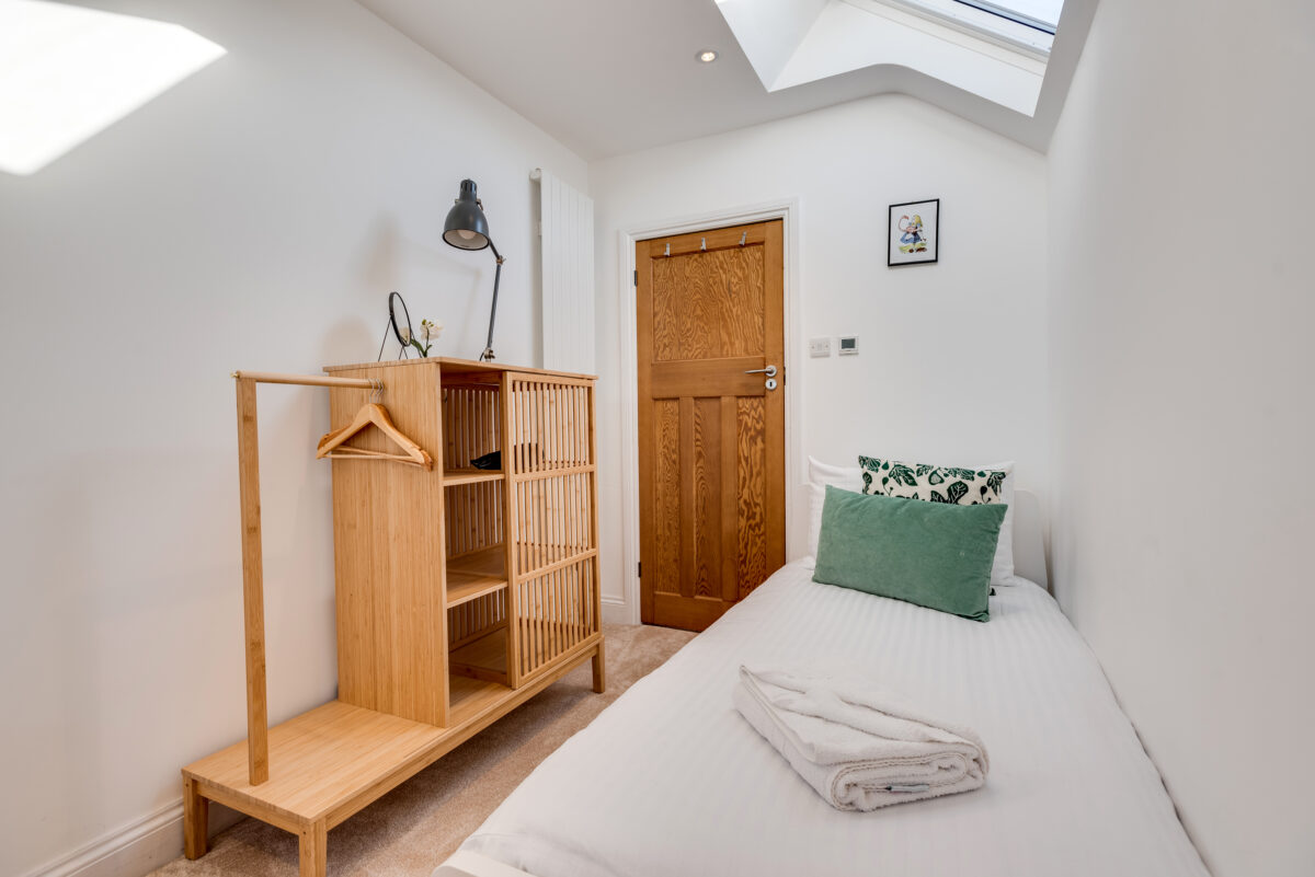 Modern & Stylish 3 Bedroom House with parking - Fully Serviced Accommodation