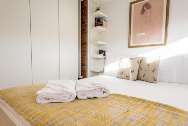 Modern & Stylish 3 Bedroom House with parking - Fully Serviced Accommodation