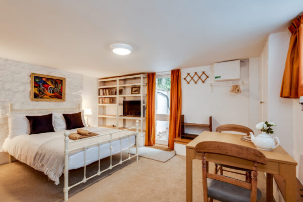 The Summertown STUDIO - 1 Bedroom with kitchenette (Fully Serviced Accommodation)