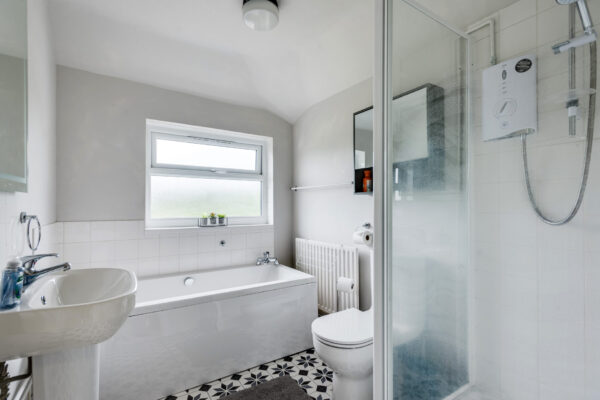 Fully Serviced 3-Bedroom Home with parking & garden