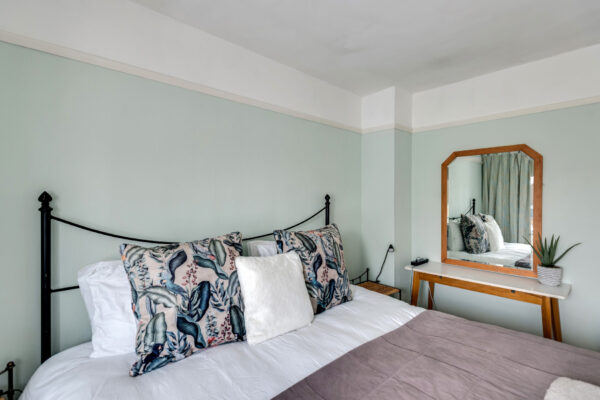 Fully Serviced 3-Bedroom Home with parking & garden